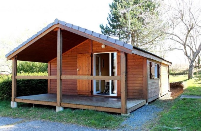 Chalets indépendants en camping 2 étoiles avec terrasse – Idéal famille, activités et jeux pour enfants - FR-1-489-405