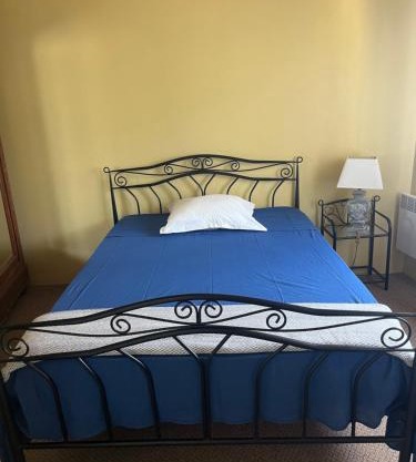 Chambre à l'étage 1 personne , salle de bains au rez de chaussée