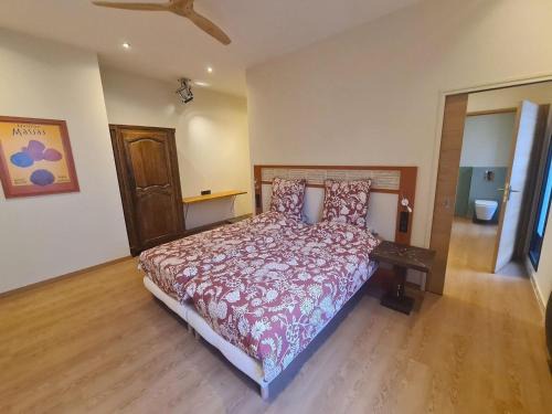 Chambre Amédée PMR chic avec Wi-Fi et petit déjeuner inclus - FR-1-590-479