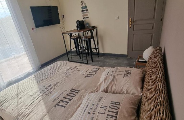 Chambre avec piscine partagée