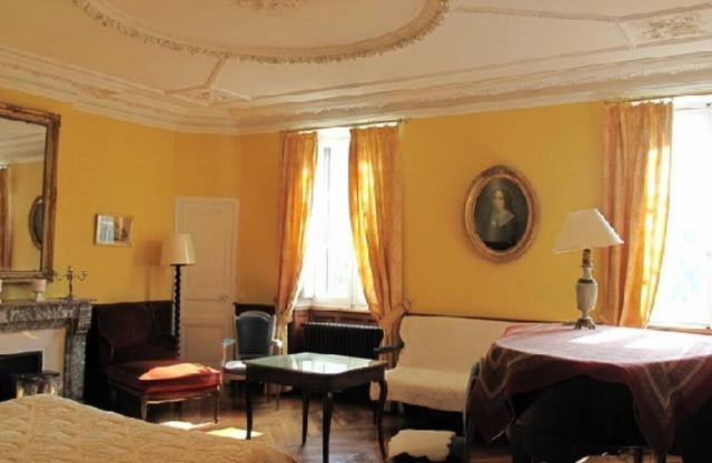 CHAMBRE JAUNE IN CHATEAU MASSAL