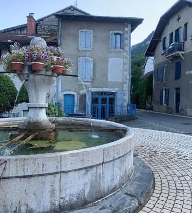 Chambre privée dans maison de village