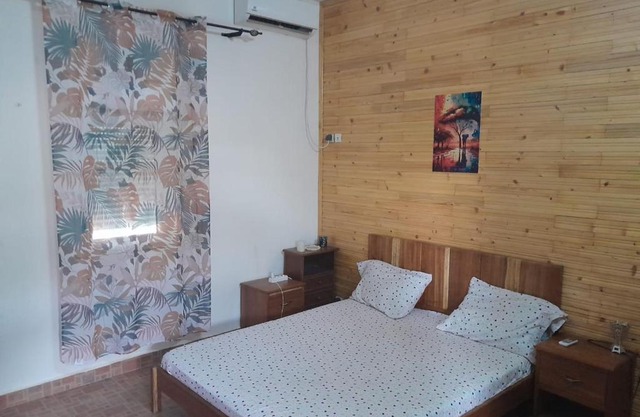 Chambre privée et salle de bain _Chez Aladji