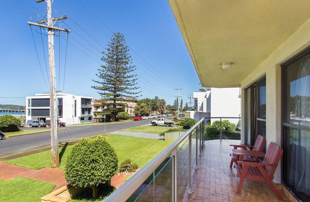 Champagne Court 1 close to Bowling club and rockpool