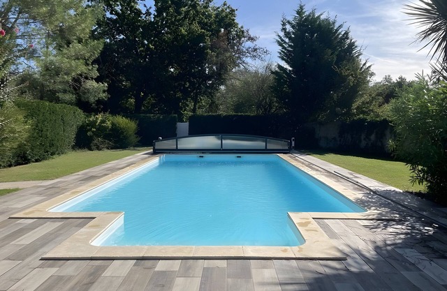 Champaubier House – Heated Pool, Private Park, Ideal for 10 Guests in Montpon-Ménestérol