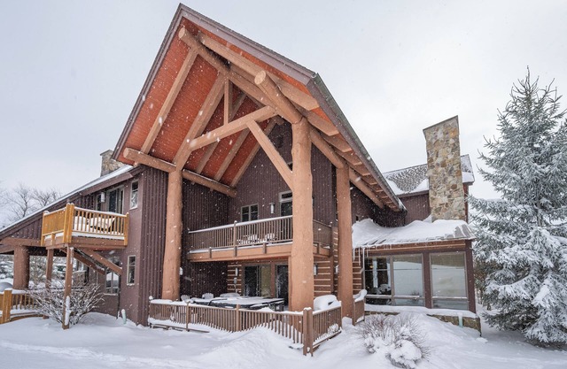 Changes in Altitude: Ski In/Ski Out, Hot Tub, Shared Fire Pit!