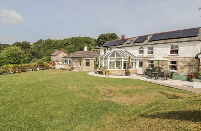 CHAPEL GREEN, pet friendly, character holiday cottage in Polgooth