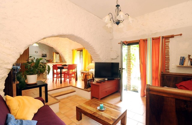 Character cottage, beautiful stone vaults, swimming pool