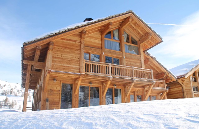Character chalet, at the foot of the slopes, sleeps 8.