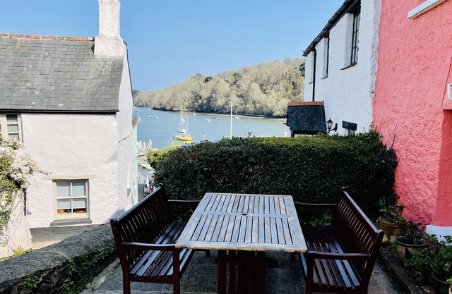 Characterful cottage a stones throw from river Dart with front & back patios