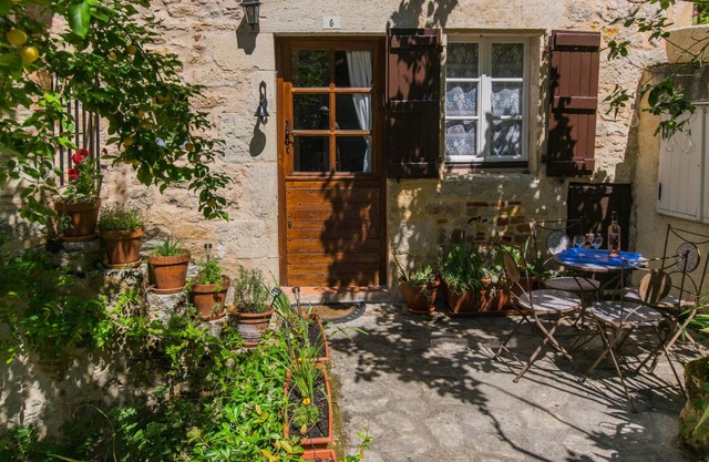 Characteristic village house at 20m from the river Lot