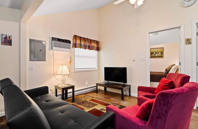 Chardonnay Cottage - GOTL Strip - Cozy & Quaint