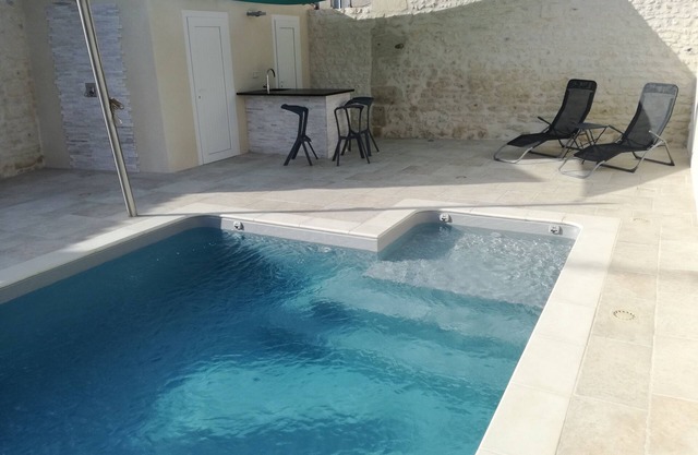 Charentaise type private house and swimming pool heated to 27°.