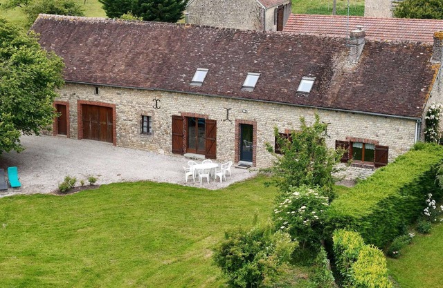 Charming Independent Cottage with Garden, Pet-Friendly, Near Hiking Trails and Leisure Activities