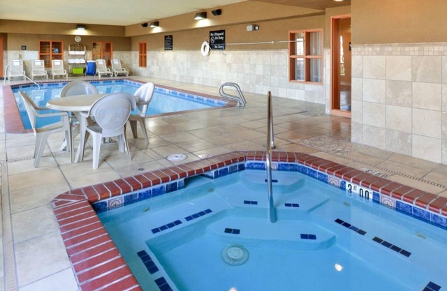 Charm of Historic Old Town ABQ! Free Breakfast, Indoor Pool, Pets Allowed!