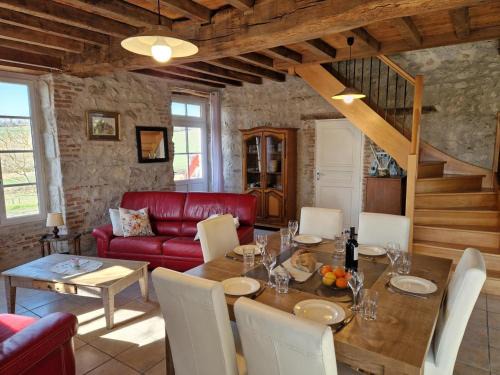 Charmant Gîte en Pierre à Charroux avec Terrasse - FR-1-489-567