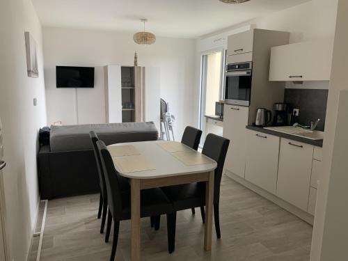 Charmant T2 en centre-ville avec balcon, parking privé et équipements bébé à Fort-Mahon-Plage - FR-1-482-99