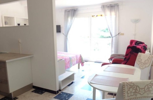 Charming F1 with Terrace, Garage, and WiFi - Close to Spa and Town Center in Amélie-les-Bains