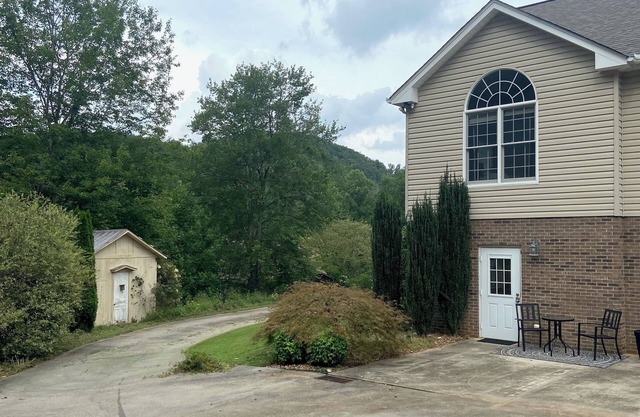 Charming 1 bed 1 bath apartment on 6 acres in Moravian Falls