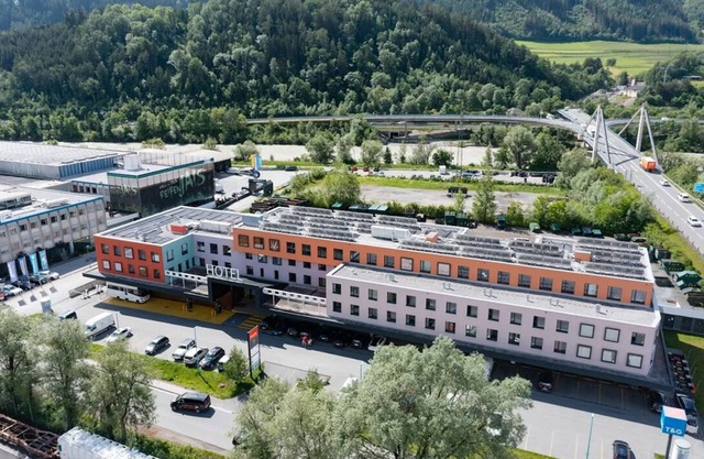 Charming 1-bedroom hotel with AC, WiFi in wonderful Hall in Tirol