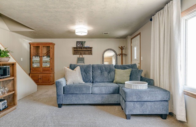 Charming 1-bedroom garden level suite in small town Ashland