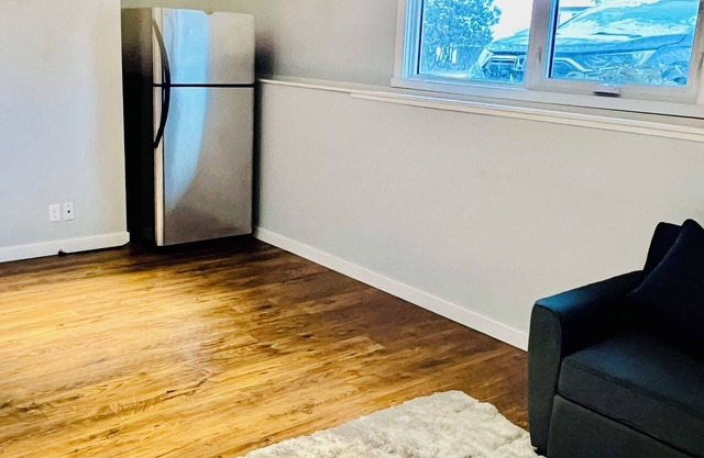Charming 1-bedroom house with WiFi, AC in pleasant Lethbridge