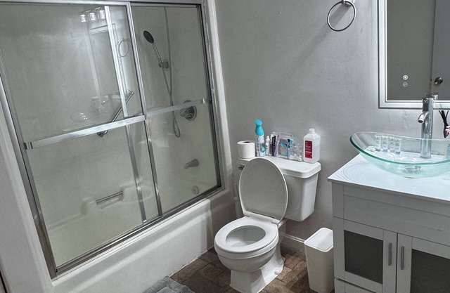 Charming 1-bedroom house with WiFi and AC in serene Richmond