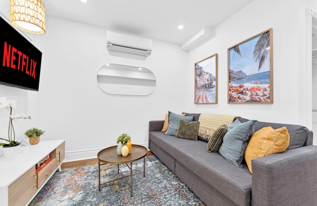 Charming 1-bedroom house with AC, 5 mins to the beach, Fast Wifi