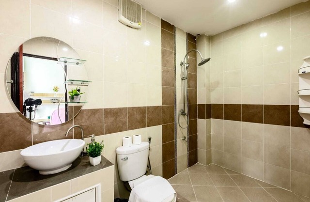 Charming 1-bedroom house with fitness room and AC in awesome Bangkok