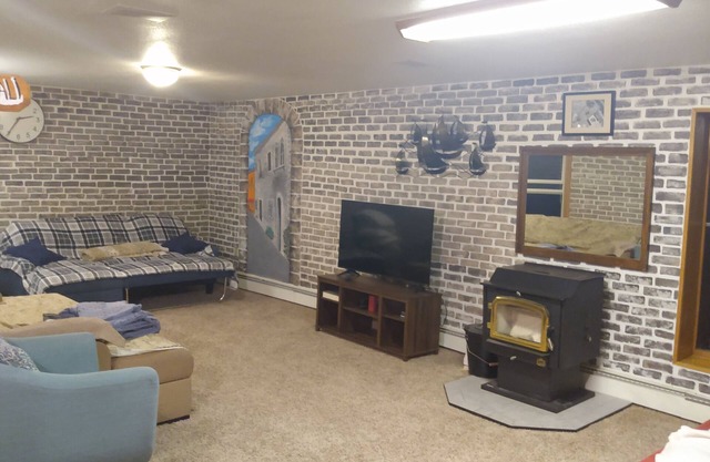 Charming 1-bedroom house in gorgeous Custer with WiFi car rental available. Suit
