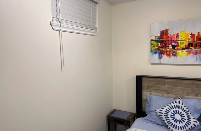 Charming 1-bedroom/kitchen n a house in beautiful Toronto with WiFi, AC, Female