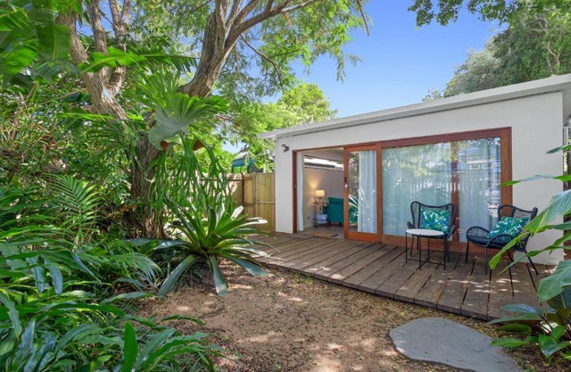 Charming 1-Bedroom Tropical Haven with a Backyard