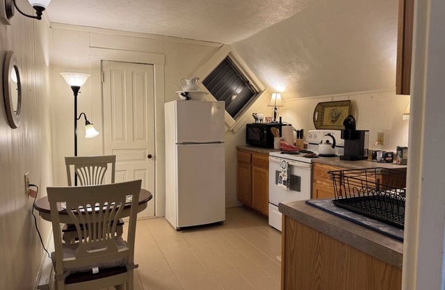 Charming 1-bedroom apartment with WiFi, AC in delightful Brattleboro