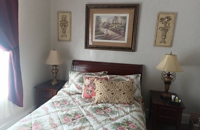 Charming 1-bedroom within an historic mansion with WiFi, AC in Quincy