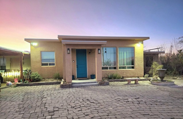 Charming 1-master bedroom/bathroom ranch house w pool & hottub in Tucson