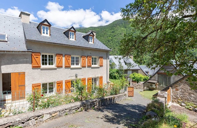 Charming 10-Person House with Wifi, Garden, and Terrace - 5 Min from Loudenvielle