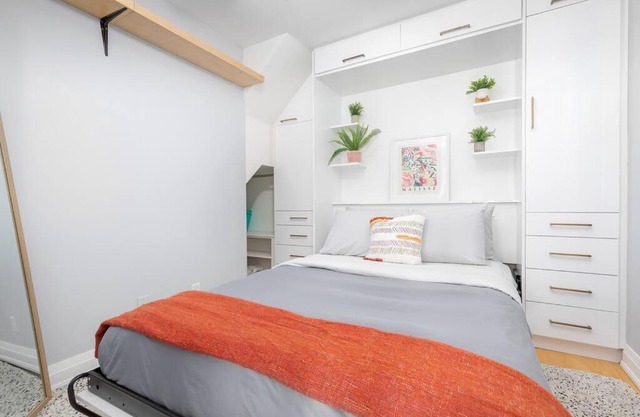 Charming 1BD Townhouse Near Lake