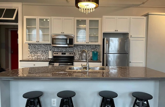 Charming 1BR Albany retreat w/parking & full kitchen, near MVP Arena, Washington Park & dining