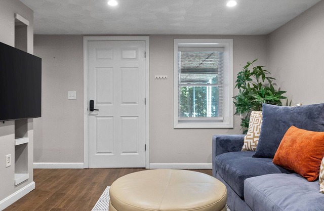 Charming 1BR apt -close to public transit -has parking -30min drive to BOS/Salem