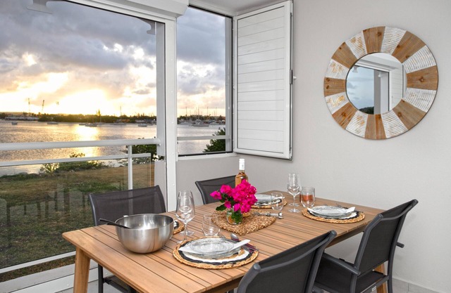 Charming 1BR apt lagoon & sunset view 4p
