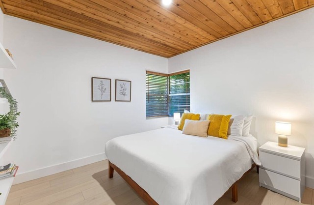 Charming 1BR Retreat in Victoria Park Near Beach