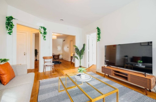 Charming 2/1 Mid-Century Apt