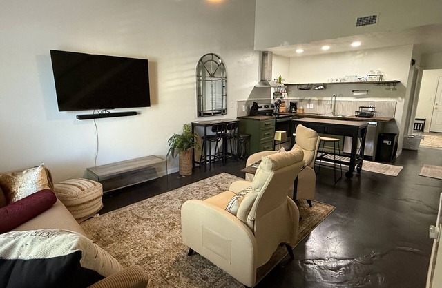 Charming 2/2 townhome in near FSU campus/stadium
