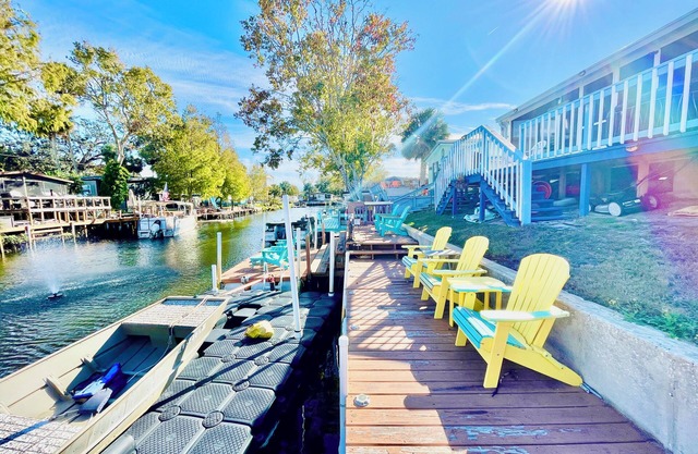 Charming 2/2 waterfront farm home with tons of TV stations, WiFi, dock, & more