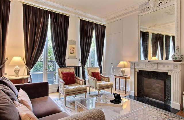 Charming 2 BD with balcony near Luxembourg garden, insurance included