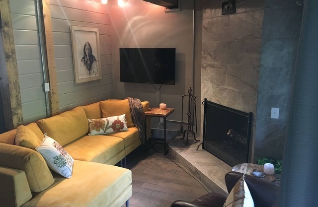 Charming 2 Bdrm Condo, Peaceful Setting on Bus Line/Vail #011008