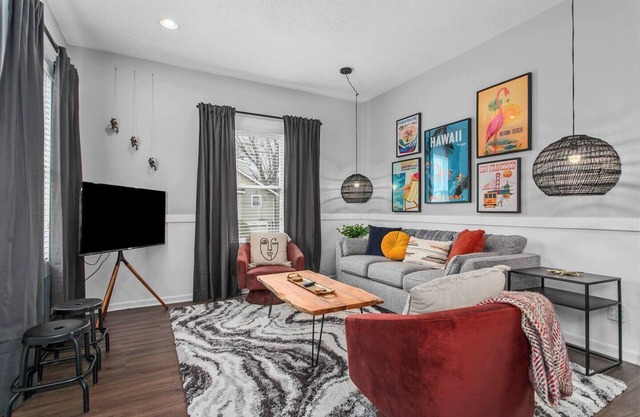 Charming 2 Bdrm Home Near KU | Fully Stocked! 17