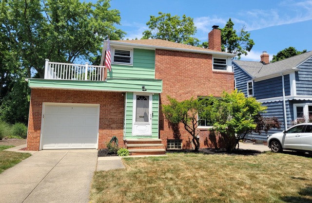 Charming 2-bedroom house with WiFi, AC/heating in Cleveland Heights.Whole house.
