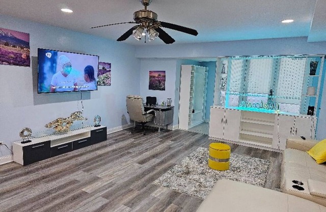Charming 2-bed Garden condo in beautiful Chicago + WiFi, AC, & private parking