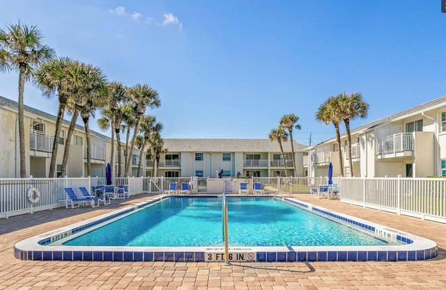 Charming 2-bedroom condo in peaceful New Smyrna Beach with WiFi, AC